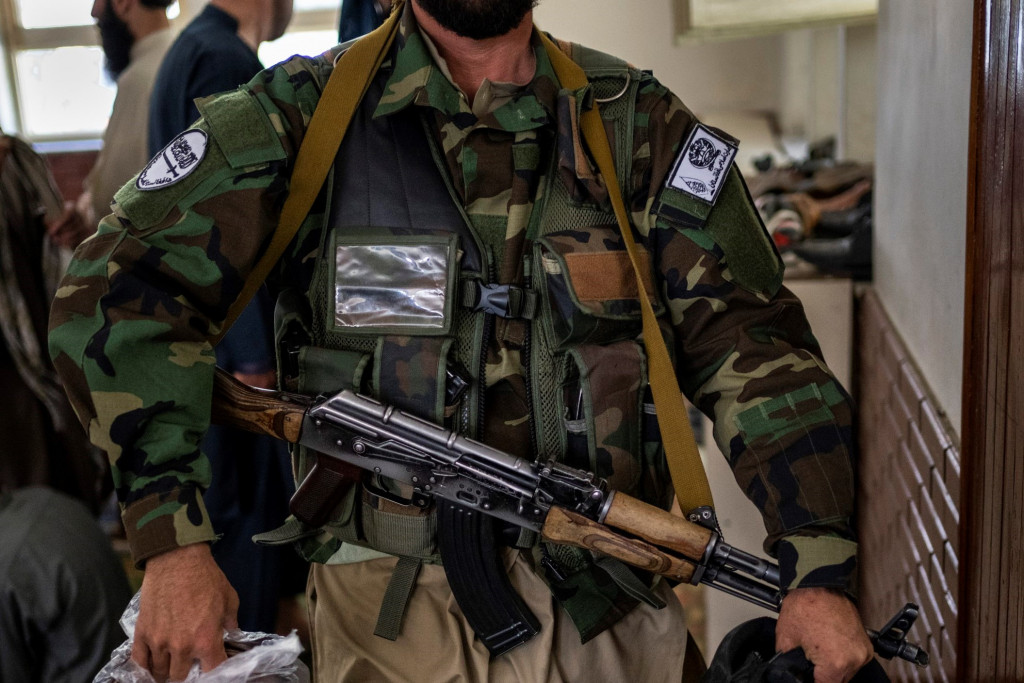 Pri vojenskej nemocnici v afganskom Kábule sa strieľalo. Došlo aj k ničivým výbuchom (ilu)
