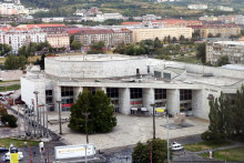 Dom odborov Istropolis je kongresovo-kultúrne centrum na Trnavskom mýte v Bratislave. Vznikalo v rokoch 1956-1981 a prešlo rôznymi zmenami aj plánovaným využitím. Pôvodne slúžilo ROH - Revolučnému odborovému hnutiu.