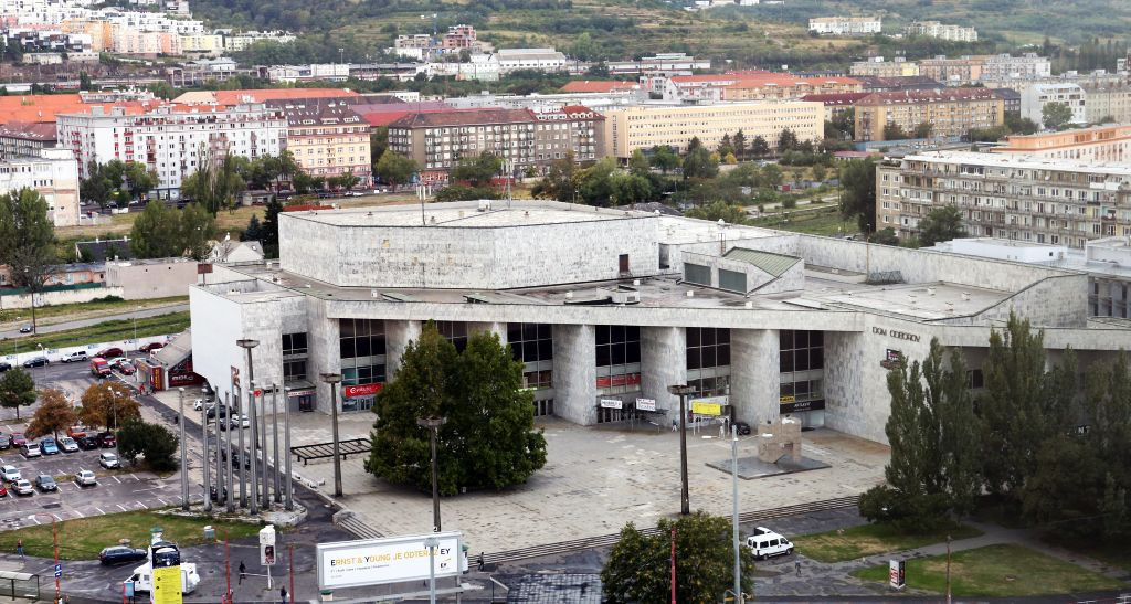 Dom odborov Istropolis je kongresovo-kultúrne centrum na Trnavskom mýte v Bratislave. Vznikalo v rokoch 1956-1981 a prešlo rôznymi zmenami aj plánovaným využitím. Pôvodne slúžilo ROH - Revolučnému odborovému hnutiu.