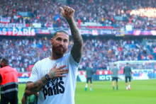 V polovici augusta bol nedoliečený Ramos predstavený parížskym fanúšikom. O ďalšie tri mesiace však už mal byť skúsený Španiel v zápasovom zaťažení.
