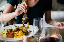 Ľudia sú šťastnejší, keď si objednajú jedlá, ktoré sú nutrične podobné, ako majú ich spoločníci, zistil výskum University of Illinois. Ak si dávate pozor na svoju líniu, objednajte si radšej ako prví, aby ste neboli v pokušení podľa chutí vašich kamarátov.