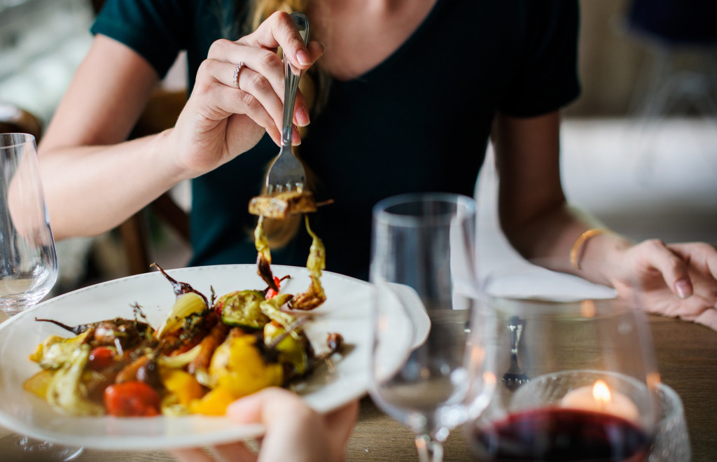 Ľudia sú šťastnejší, keď si objednajú jedlá, ktoré sú nutrične podobné, ako majú ich spoločníci, zistil výskum University of Illinois. Ak si dávate pozor na svoju líniu, objednajte si radšej ako prví, aby ste neboli v pokušení podľa chutí vašich kamarátov.