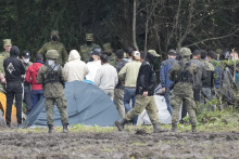 Poľské bezpečnostné jednotky blokujú migrantov na hraniciach s Bieloruskom v dedine Usnarz Gorny.