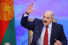 Alexander Lukašenko je už viac ako 22 rokov prezidentom krajiny, ktorú vlastne nechcel. Riaditeľ kolchozu vstúpil do politiky v roku 1990, keď sa stal poslancom republikového parlamentu. O rok neskôr sa postavil na stranu pučistov a proti rozpadu ZSSR a vytvoreniu Bieloruska hlasoval ako jediný poslanec. 
Na boji proti priaznivcom bieloruskej nezávislosti postavil politickú kariéru, ktorá mala v ťažkom počiatku 90. rokov raketový priebeh. Lukašenko sa už v roku 1994 stal prezidentom a o tri roky neskôr fakticky zlikvidoval plnú nezávislosť Bieloruska, keď podpísal zmluvu o vytvorení Rusko-bieloruského zväzu. Po ruskej okupácii Krymu však Lukašenkove sympatie k Rusku opadli a diktátor sa miernymi ústupkami, ako bolo prepúšťanie politických väzňov, snaží hľadať dohodu so Západom.
Prezidentské voľby, posledné boli v roku 2015, boli Západom vždy označené za zmanipulované. V tých posledných dostal Lukašenko oficiálne 85 percent hlasov, v skutočnosti asi polovicu. Lukašenko, ktorý v krajine zaistil stabilitu a slušnú životnú úroveň, je však aj podľa časti opozície najpopulárnejším politikom. Lukašenkov nemanželský syn Nikolaj, ktorý má teraz 12 rokov, je zrejme pripravovaný na rolu nástupcu súčasného prezidenta.
