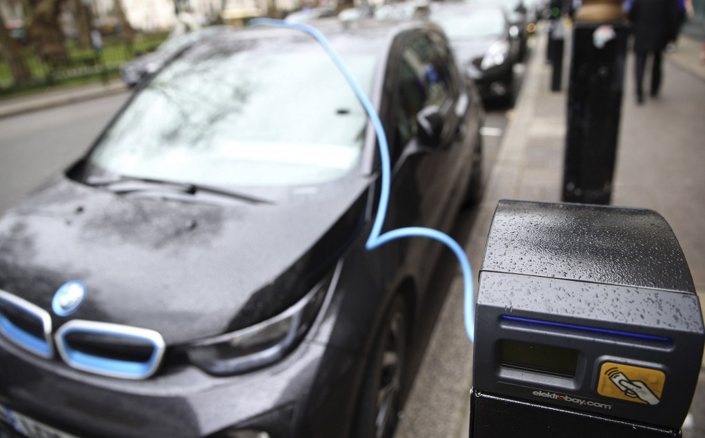 Nemecká vláda podporuje predaj elektromobilov. Dúfa, že by tak mohli prispieť k zníženiu emisií oxidu uhličitého. 