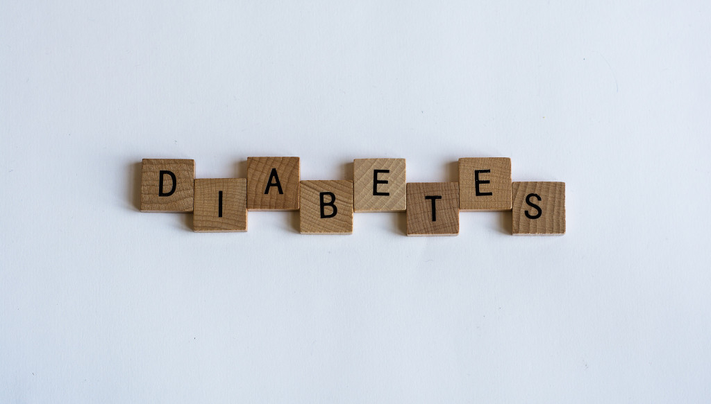 Ľudia s diabetom alebo prediabetom majú nižšiu hladinu vitamínu D ako tí s normálnou hladinou cukru v krvi, tvrdí španielska štúdia zverejnená v roku 2015 v Journal of Clinical Endocrinology & Metabolism. Autori štúdie sa domnievajú, že nedostatok vitamínu D a obezita "synergicky interagujú" zvýšené riziko vzniku cukrovky a ďalších metabolických porúch.
