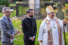 Kňaz a jeho partner sa stali prvým párom rovnakého pohlavia, ktorý dostal požehnanie cirkvi vo Walese 