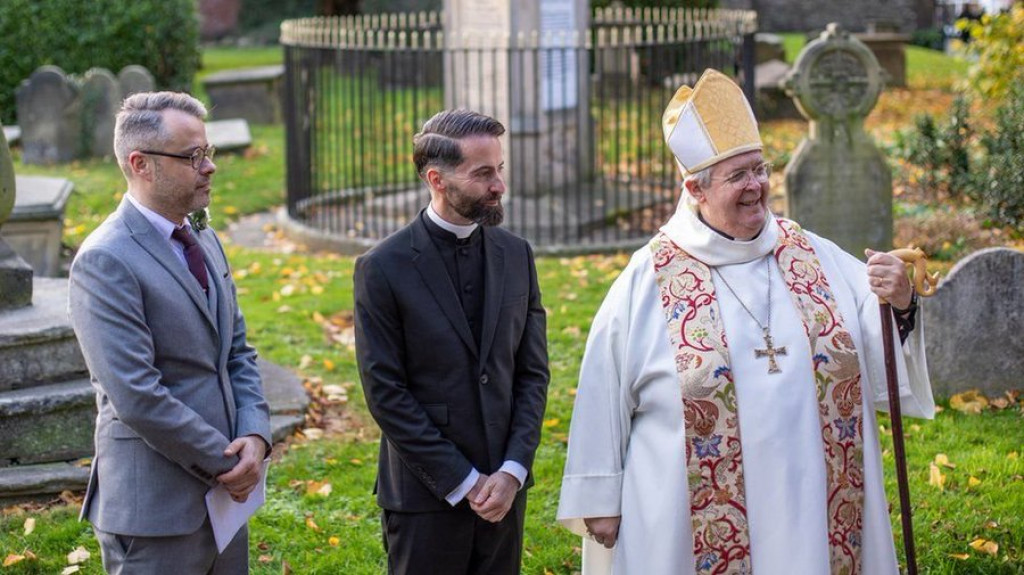 Kňaz a jeho partner sa stali prvým párom rovnakého pohlavia, ktorý dostal požehnanie cirkvi vo Walese 