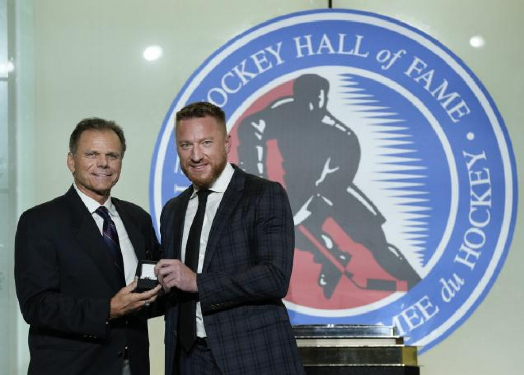 Marián Hossa (vpravo) pózuje s prsteňom pre člena Hokejovej siene slávy NHL.