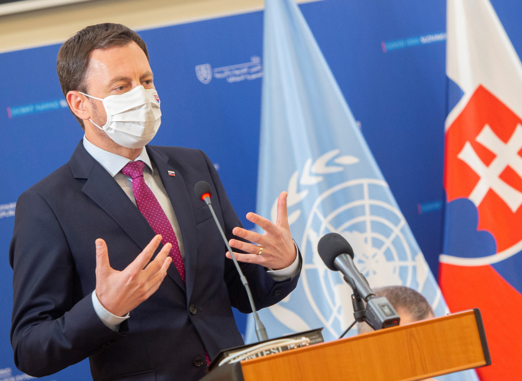 Premi&eacute;r Eduard Heger naznačil spr&iacute;snenie opatren&iacute;. Ľudia ich nedodržiavaj&uacute; (ilu)