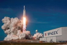 SpaceX plánuje v roku 2018 spustiť ďalšie dve misie Falcon Heavy - jedna prepraví satelitnú družicu Arabsat 6A a druhá vynesie Vesmírny skúšobný program 2 pre vzdušné sily USA. 