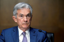 Šéf americkej centrálnej banky Jerome Powell vysvetľuje, že menové stimuly nestačia a peniaze ekonomike musí uvoľniť aj Kongres.