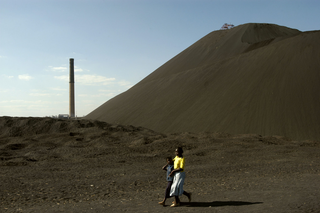 Children pass
an enormous
mining slag
heap of copper
and cobalt
that is being
processed
by a BelgianCongoleseAmerican
joint venture.
Lubumbashi,
Haut Katanga,
Democratic
Republic of
Congo.