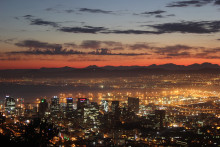 Ak sa rozhodnete navštíviť toto mesto Juhoafrickej republiky, určite si nenechajte ujsť výhľad zo Stolovej hory. Hotely vás v októbri v priemere nevyjdú na viac ako 75 eur.