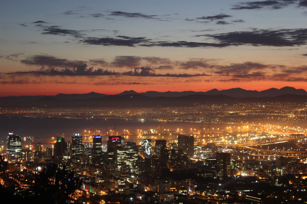 Ak sa rozhodnete navštíviť toto mesto Juhoafrickej republiky, určite si nenechajte ujsť výhľad zo Stolovej hory. Hotely vás v októbri v priemere nevyjdú na viac ako 75 eur.