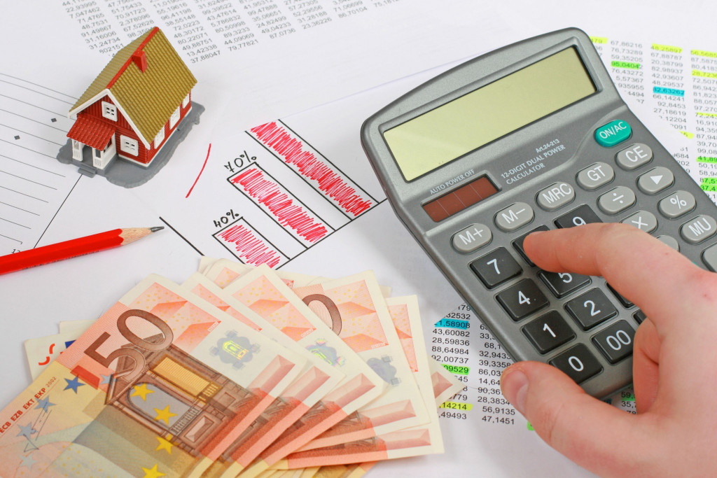 Financie, bývanie, úver, hypotéka - ilustračná snímka