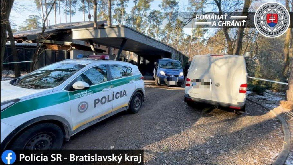 Na sn&iacute;mke policajn&eacute; auto pred rodinn&yacute;m domov v Plaveckom &Scaron;tvrtku v sobotu 13. febru&aacute;ra 2021. Pol&iacute;cia v piatok (12. 2.) kr&aacute;tko pred polnocou prijala ozn&aacute;menie o postrelenej žene a zastrelenom mužovi v jednom z rodinn&yacute;ch domov v Plaveckom &Scaron;tvrtku. Pr&iacute;pad si vzhľadom na jeho z&aacute;važnosť na mieste prevzala bratislavsk&aacute; krajsk&aacute; krimin&aacute;lka. Telev&iacute;zia JOJ informovala, že ide o Franti&scaron;ka B&ouml;hma, kľ&uacute;čov&eacute;ho svedka vo viacer&yacute;ch aktu&aacute;lne pol&iacute;ciou vy&scaron;etrovan&yacute;ch kauz&aacute;ch, a jeho manželku.