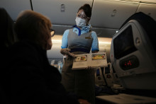 Cestujúca si odmietla nasadiť rúško. Zaútočila na letušku a zlomila jej tri zuby (ilu)