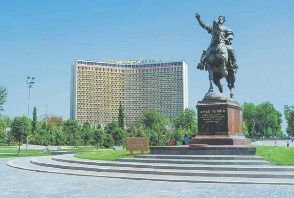 Centru Taškentu dominuje socialistická stavba hotela Uzbekistan a jazdecká socha Timura Dobyvateľa. V jeho okolí už vyrastajú moderné budovy.