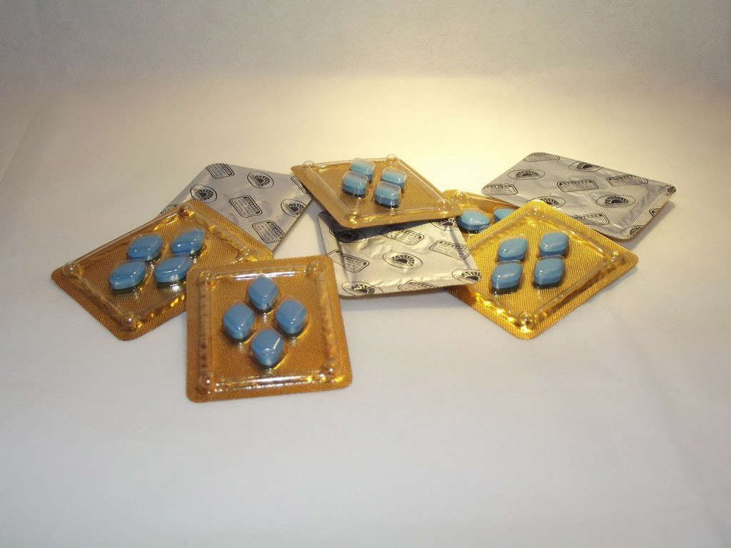 Táto modrá pilulka stále zarába firme Pfizer, ktorá ju vyrába, neuveriteľné peniaze – v roku 2012 hlásila viac ako 2 miliardové tržby. Je však neuveriteľné, že Pfizer sa nikdy nepokúšala vynájsť liek na erektilnu dysfunkciu. Vynález Viagry bol zázračnou nehodou. Výskumníci firmy totiž testovali dávky nového lieku UK-92480 na angínu, keď začali testovací jedinci upozorňovať na nezvyčajne zvýšenú erekciu. Ďalšie testy ukázali, že UK-92480 inhibuje produkciu enzýmu, ktorý oslabuje erekciu. Liek tak premenovali na Viagru a revolučná pilulka sa stala najrýchlejšie predávaným liekom všetkých čias a urobila mnoho mužov oveľa šťastnejších.