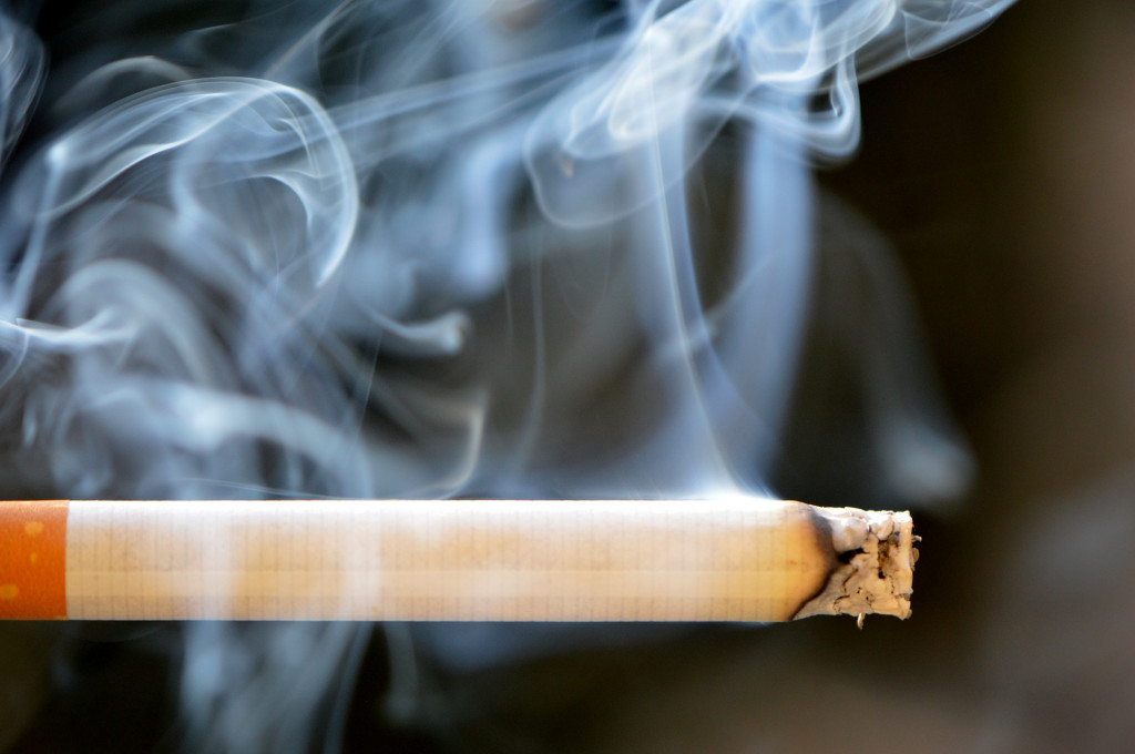 Ak ste niekedy boli v uzavretom priestore s fajčiarom cigariet, pravdepodobne ste si všimli pretrvávajúcu vôňu dymu na vašom oblečení. A minulý rok sa vedci rozhodli dokumentovať tento fenomén v štúdii publikovanej v časopise Indoor Air. 

Aby sa zistilo, koľko nikotínu môže absorbovať oblečenie a koža po vystavení cigariet, šesť mužských výskumníkov, z ktorých všetci boli nefajčiari, sedelo 5 hodín v miestnosti naplnenej tabakovým dymom (zo stroja, nie z človeka). Koncentrácia nikotínu v miestnosti vytvorila podobné úrovne expozície ako v britských krčmách, ktoré umožňujú fajčenie.

Štyria z nich mali len krátke nohavice, zatiaľ čo ďalší dvaja mali čisté oblečenie. Pri druhom o týždeň neskôr dvaja účastníci nosili oblečenie, ktoré bolo predtým vystavené nikotínu, zatiaľ čo dvaja do pása vyzlečení muži sa po teste hneď osprchovali.

Hoci vedci si mysleli, že koža poskytuje dobrú bariéru proti nikotínu, štúdia zistila, že koža nefajčiarov môže absorbovať nikotín z cigaretového dymu na úrovni podobnej tej, ktorá sa zistila pri inhalácii cez pľúca. Tomuto nikotínu trvá niekoľko dní, kým sa z tela uvoľní.

Osprchovanie sa po tom, čo sa nachádzate v miestnosti naplnenej dymom alebo rýchle vymenenie za čisté oblečenie, môže znížiť množstvo nikotínu, ktorý presakuje do pokožky.