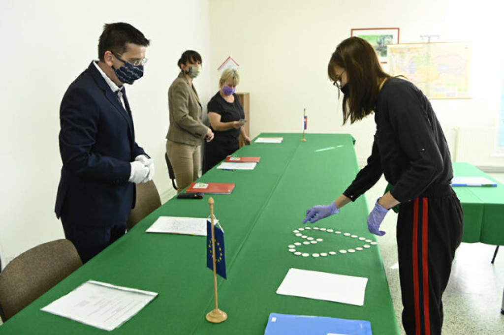 M&aacute;jov&eacute; maturity za zelen&yacute;m stolom neboli plo&scaron;n&yacute;m javom. Ak bol &scaron;tudent spokojn&yacute; s priemerom zn&aacute;mok, pred komisiu &iacute;sť nemusel.