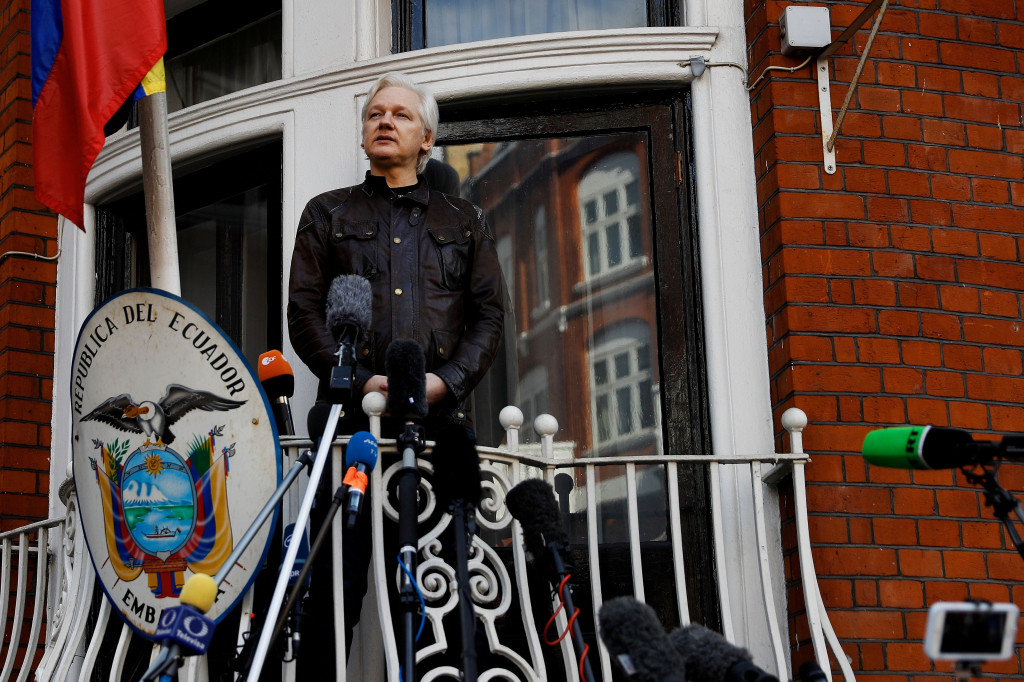Takto si ho pamätá väčšina z nás. Julian Assange zvykol komunikovať s novinármi z balkóna na ekvádorskej ambasáde v Londýne.