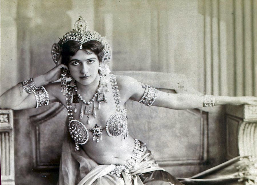 Legendárna Mata Hari patrila k najznámejším európskym orientálnym tanečniciam a oslnila nejedného vplyvného muža. Popri tom stihla byť za prvej svetovej vojny agentkou tak Francúzska, ako aj Nemecka. 