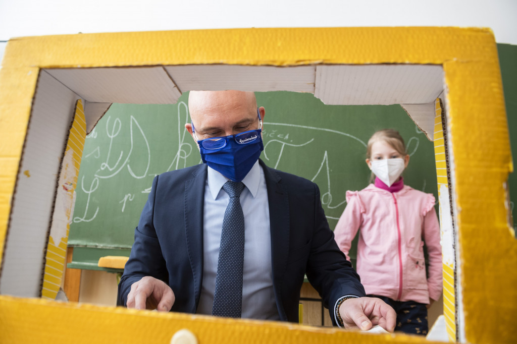 Minister Branislav Gr&ouml;hling bol najmen&scaron;&iacute;m &scaron;kol&aacute;kom č&iacute;tať zo &scaron;labik&aacute;ra. T&iacute;, čo s&uacute; doma bez techniky, na pomoc st&aacute;le čakaj&uacute;.