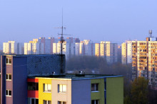 O bratislavskej Petržalke sa hovorí ako o najväčšom a najhustejšie obývanom sídlisku v strednej Európe. Panelákovú výstavbu v kedysi vidieckej obci Engerau na brehu Dunaja odsúhlasili v roku 1973.