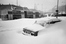 Na snímke z 12. januára 1987 je zaviate auto na Zochovej ulici v Bratislave.
