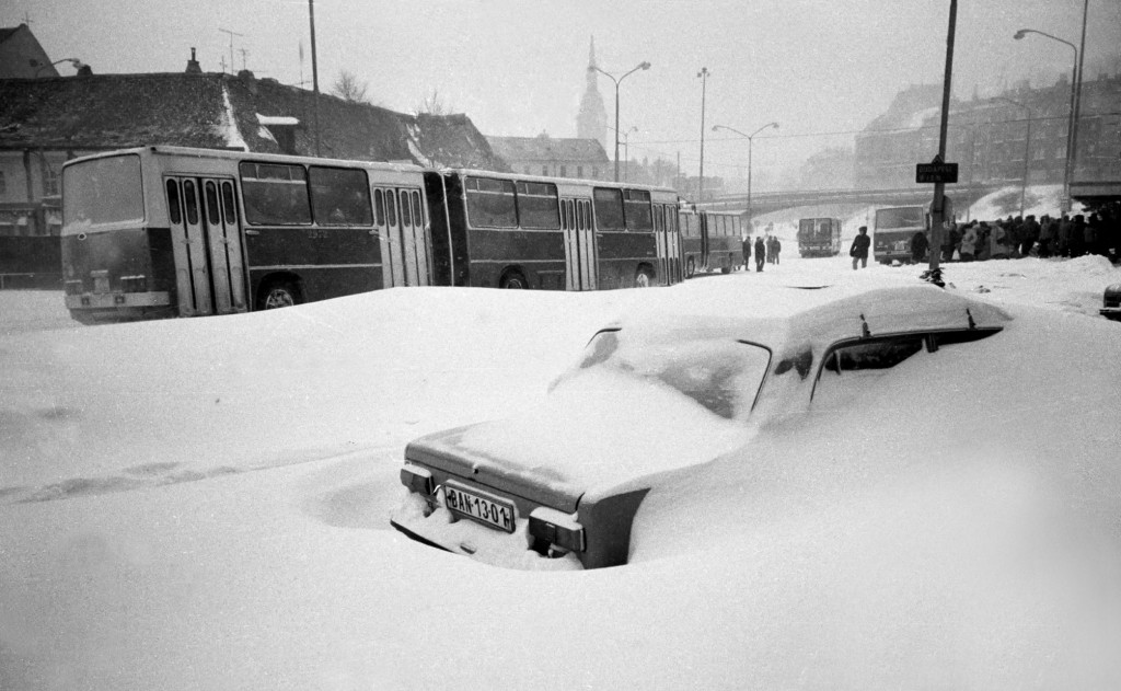 Na snímke z 12. januára 1987 je zaviate auto na Zochovej ulici v Bratislave.
