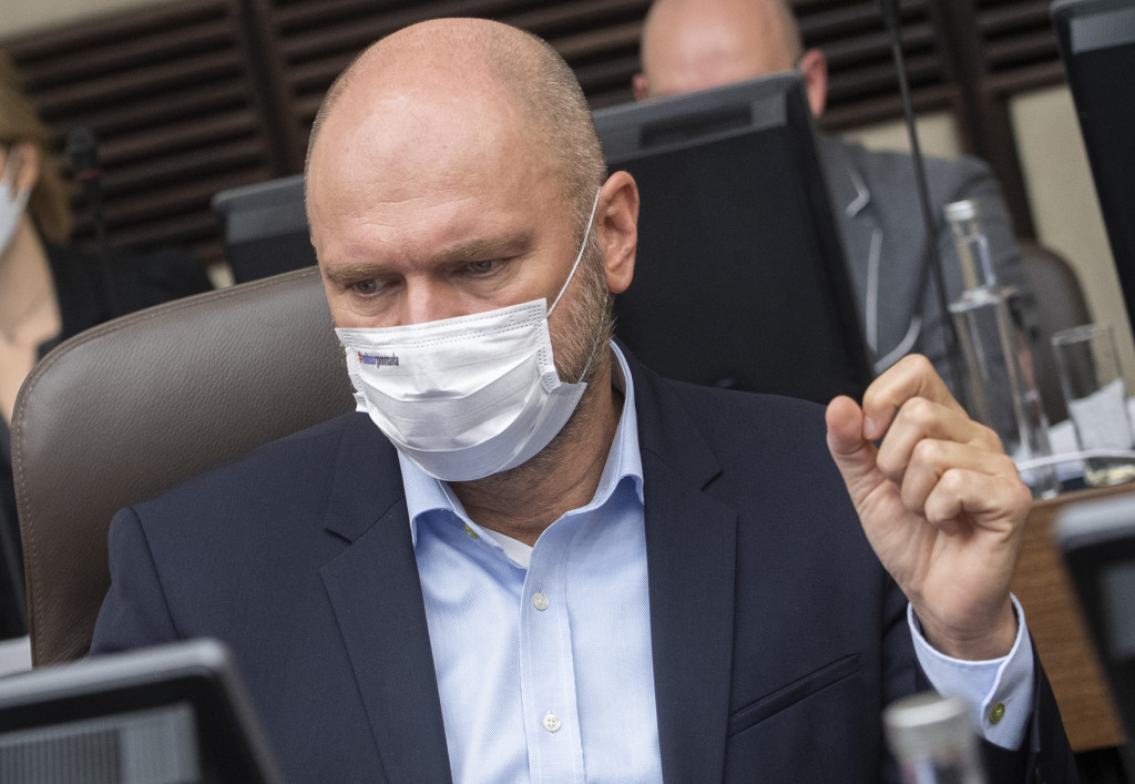 Poslanci v parlamente dva dni rokovali o n&aacute;vrhu na vyslovenie ned&ocirc;very ministrovi hospod&aacute;rstva Richardovi Sul&iacute;kovi