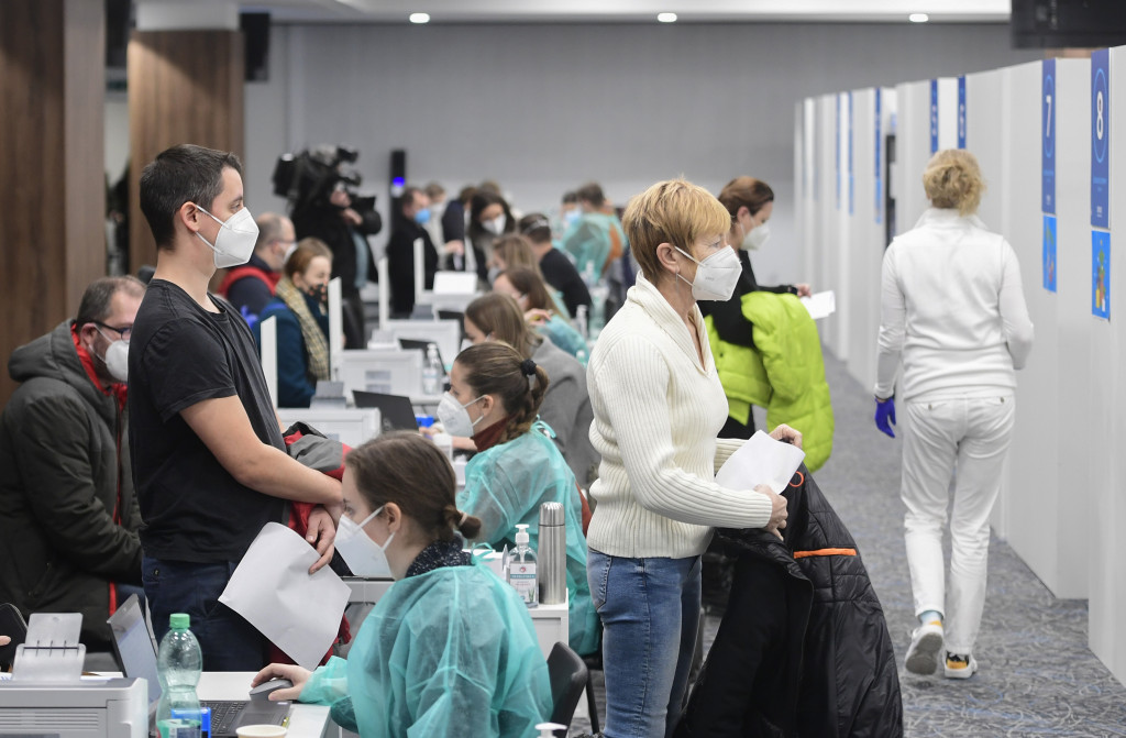 Čak&aacute; ich trest za klamstv&aacute;? Preveruj&uacute; lek&aacute;rov, ktor&iacute; o pand&eacute;mii či očkovan&iacute; &scaron;&iacute;rili dezinform&aacute;cie (ilu)