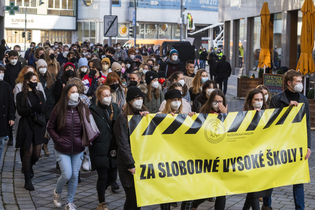 Na snímke študenti počas protestného pochodu za slobodné vysoké školy v Bratislave 10. novembra 2021