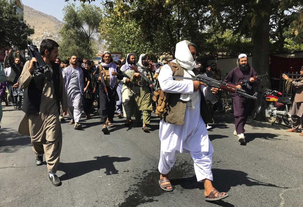 Bojovníci Talibanu ich bez milosti zastrelia (ilu)