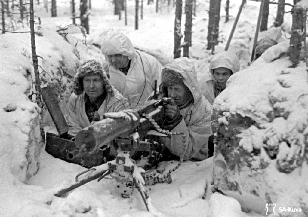 Fíni dokázali využívať vo svoj prospech ťažký terén i počasie a zo začiatku sa im darilo početnejšie sovietske sily rozdeľovať a postupne buď porážať, alebo prinútiť na ústup.