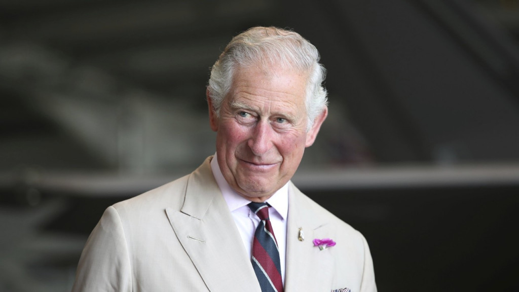Princ Charles sa okrem štýlu môže pýšiť aj krajčírom, ktorý stojí za jeho bezchybným outfitom. 