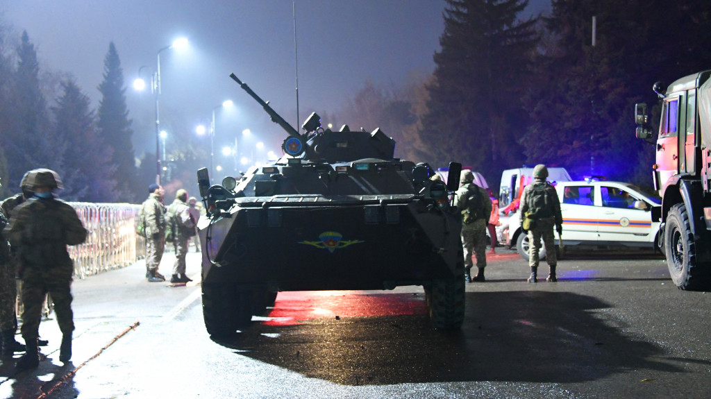 Obrnený transportér neďaleko kancelárie starostu počas protestov vyvolaných zvýšením cien paliva v Almaty.