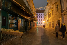 V centre Bratislavy sa veselo popíjalo v tajne krčme aj napriek zákazu. Majiteľa podniku zadržali (ilu)