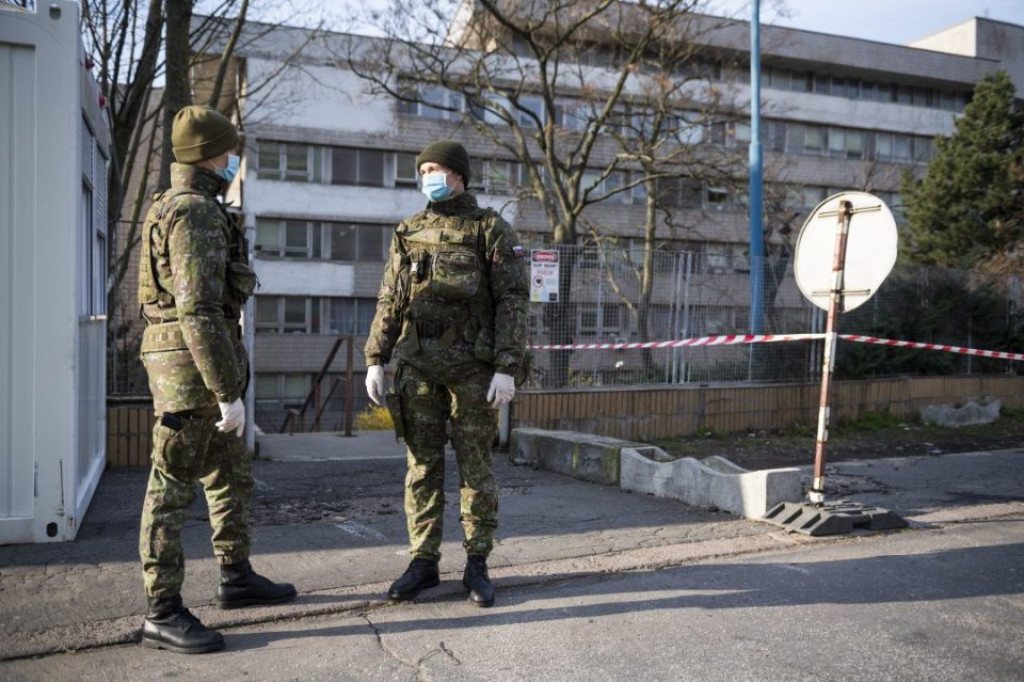 Počas prvej vlny hliadkovali vojaci najm&auml; na hraniciach. Niektor&iacute; v&scaron;ak pom&aacute;hali aj pred nemocnicami.