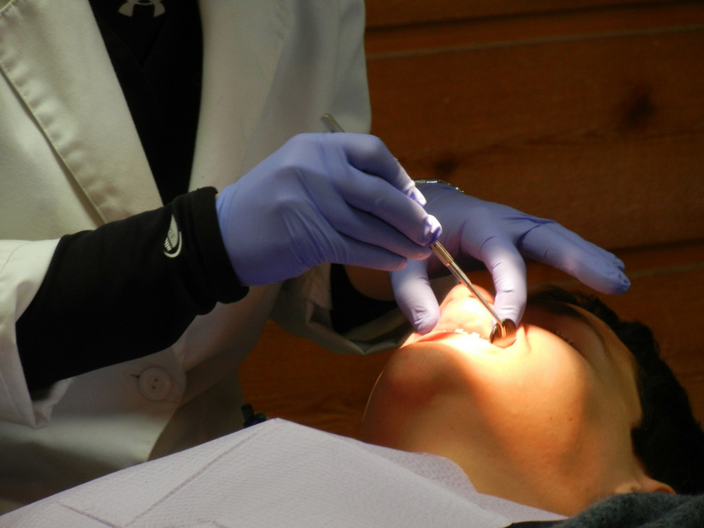 Ak je sklovina (vonkajšia vrstva vášho zuba) poškodená alebo sa rozpadá, môže odhaliť nerv vo vnútri vášho zuba a spôsobiť vám neznesiteľnú bolesť, keď sa oblasť dostane do kontaktu s akýmikoľvek studenými alebo horúcimi látkami. Okrem citlivosti sa vystavený nerv tiež vystavuje riziku bakteriálnej infekcie, ktorá sa môže rozšíriť do iných častí tela. Ak začnete zažívať extrémnu citlivosť na zuby, navštívte svojho zubára.