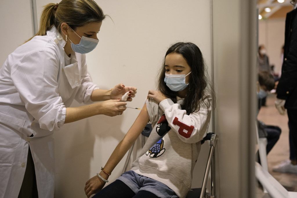 Predpokladá sa, že prvé termíny na očkovanie detí budú pridelené začiatkom roka 2022 (ilu)
