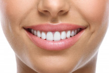 Zdravé zuby vyčaria krásny úsmev.
