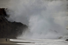 Na snímke vlna naráža na kalifornské pobrežie v dôsledku výbuchu podmorskej sopky Hunga Tonga-Hunga Ha'apa pri tichomorskom ostrove Tonga, v americkej Bodega Bay v sobotu.