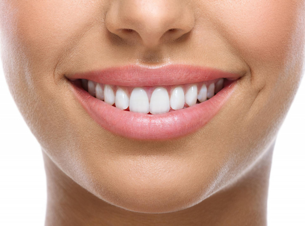 Zdravé zuby vyčaria krásny úsmev.