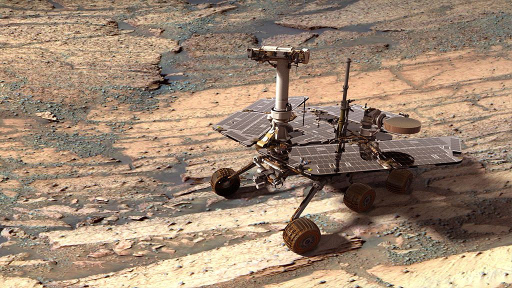 Známa sonda Curiosity dopadla na červenú planétu v roku 2012 a dokonca si robí selfies. Menej známa je Opportunity. Pristála na Marse v roku 2004, hneď po sonde Spirit, ktorá prešla polovicu sveta na druhej strane planéty.

Zatiaľ čo Spirit sa zastavila v roku 2009 a definitívne sa odmlčala o rok neskôr, Opportunity je stále aktívna. Objavila niekoľko obrovských kráterov, ako sú Victoria a Endeavour, a odkryla drasticky odlišnú geológiu. Pôvodne mala mať len 90-dňovú misiu, ale je v pohybe už 13 rokov. Jej cesta je jedným z najväčších a najneočakávanejších dobrodružstiev NASA.
