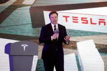 Hodnota automobilky Tesla na čele s Elonom Muskom prudko rastie. Od polovice augusta jej akcie zdraželi o viac ako 50 percent.