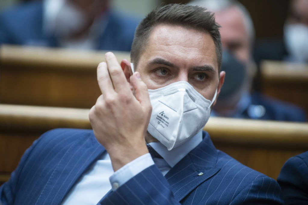 7b9fed62-e1eb-48af-8942-ac7ae947e2c4