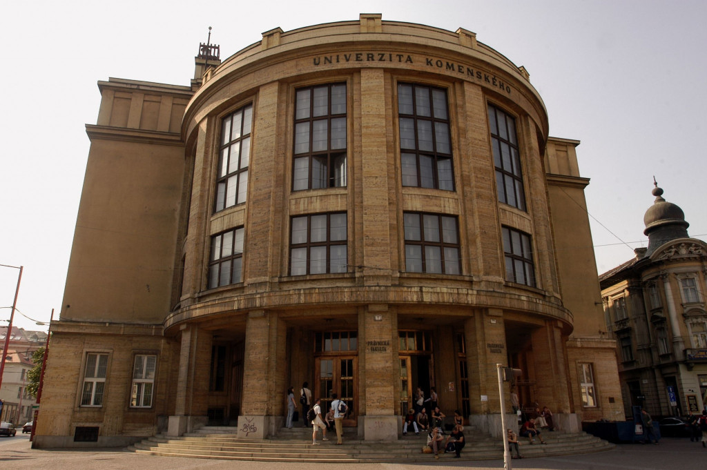 Vysok&yacute;m &scaron;kol&aacute;m d&ocirc;veruje 70,6 percenta respondentov. 